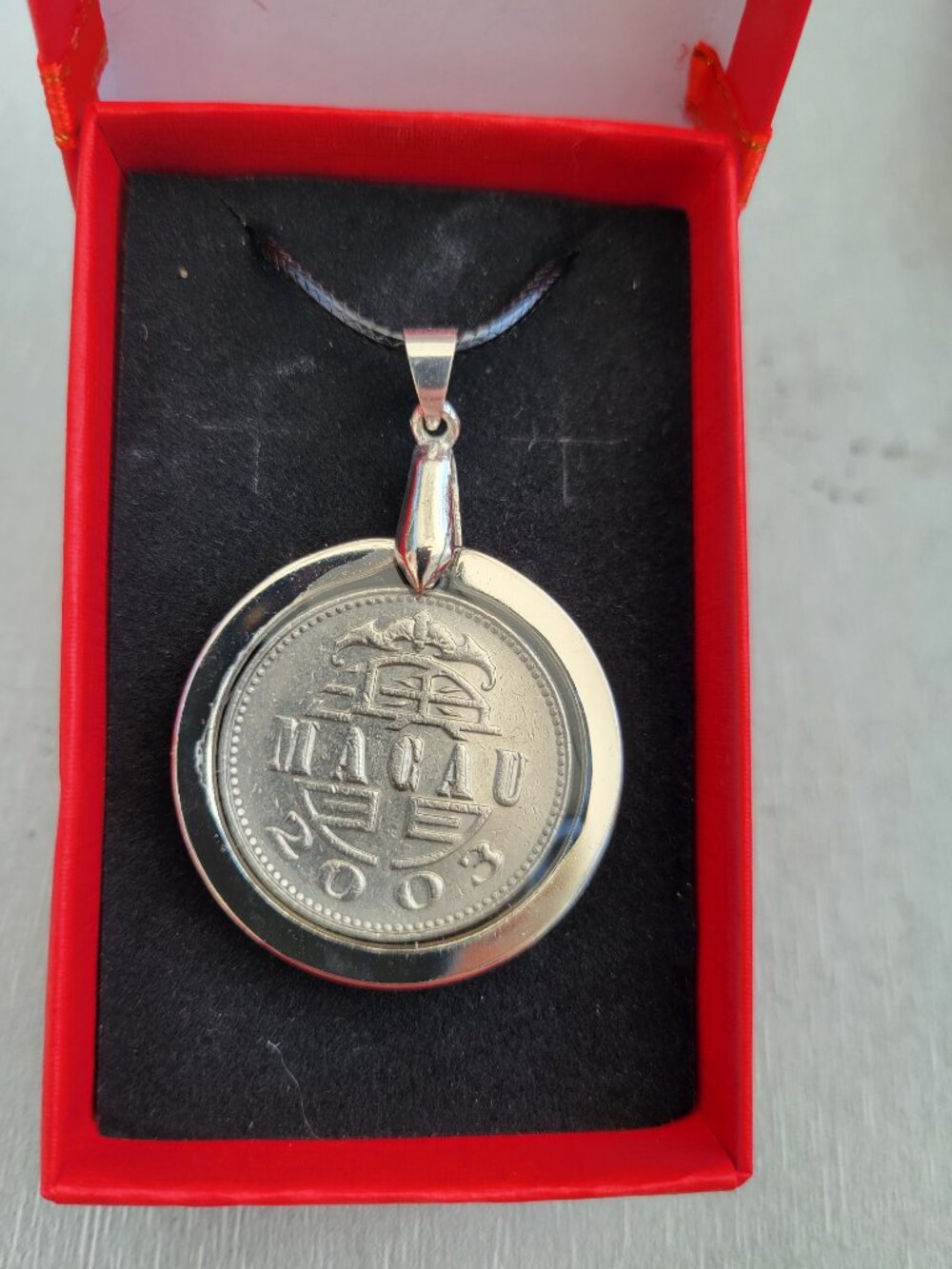 2003 Macau 1 Pataca Coin Pendant, Handcrafted Vintage Coin Resin Necklace - Picture 3 of 6